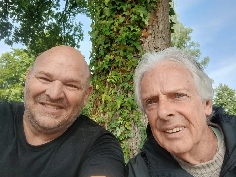 A selfie of two smiling men in the garden at De Gelukshoeve